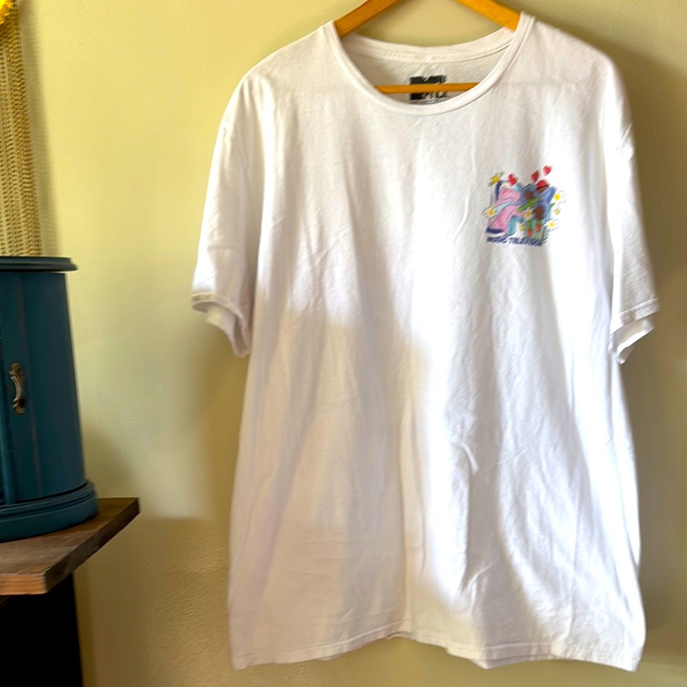 🐑🎶🎼🎧White Graphic T-Shirt with Colorful Design